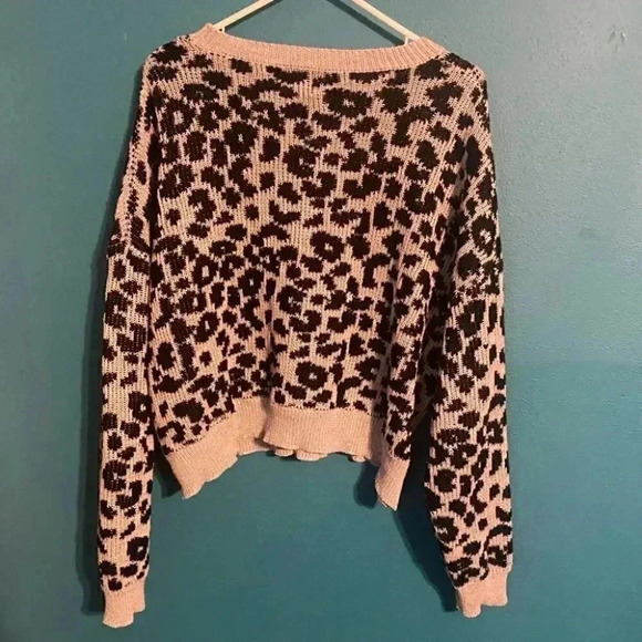 John & Jenn Leopard/ Cheetah Drop Shoulder Sweater Pullover - Picture 5 of 5